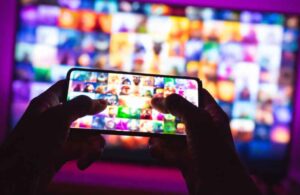 Connecter son téléphone à la télé pour regarder un film : Voici 3 options faciles Teknologik