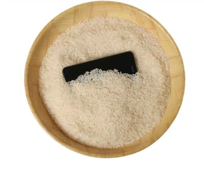 Quelles solutions sont réellement efficaces pour sauver un smartphone mouillé ? Teknologik