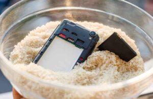 Téléphone dans le riz : combien de temps laisser et est-ce vraiment efficace pour sauver un smartphone mouillé ? Teknologik