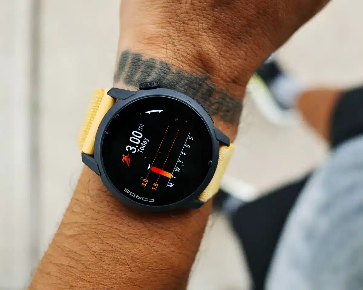 Coureur avec écouteurs pendant un entraînement, suivi de fréquence cardiaque en direct