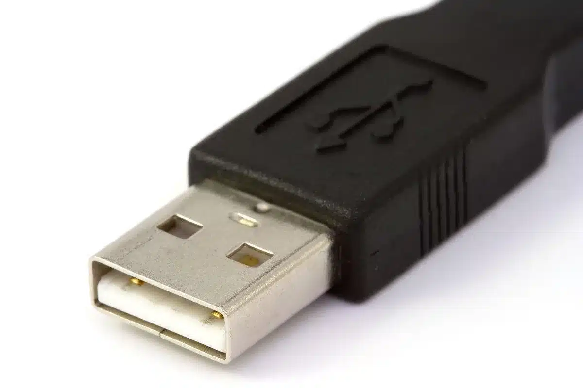 Casque branché en USB-C avec indicateur de charge