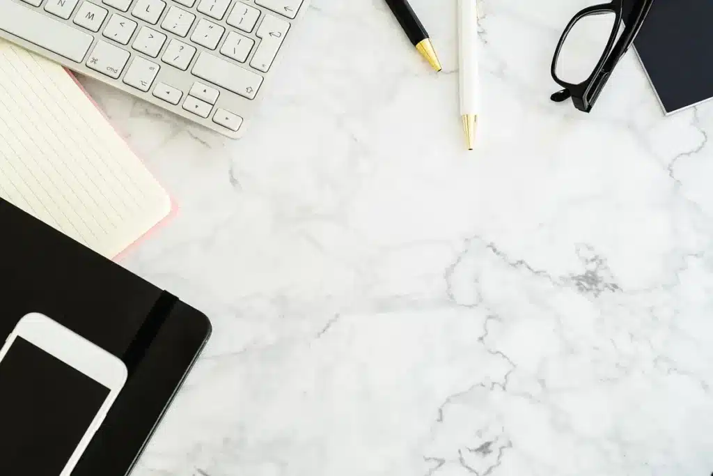 Casque sans fil sur un bureau moderne avec ordinateur portable et accessoires