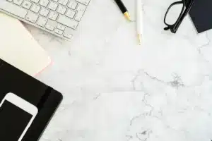Casque sans fil sur un bureau moderne avec ordinateur portable et accessoires