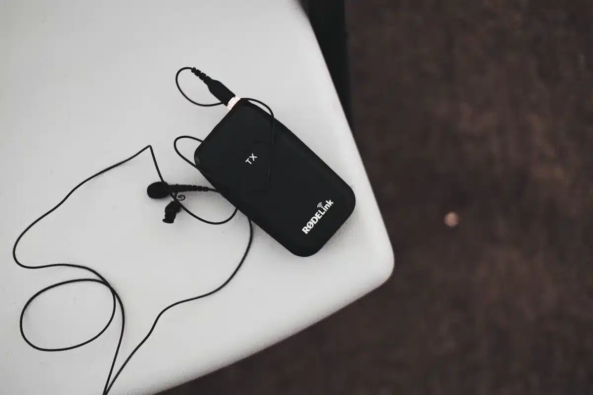 Microphone externe sans fil utilisé pour l'enregistrement audio lors d'un vlog en mobilité