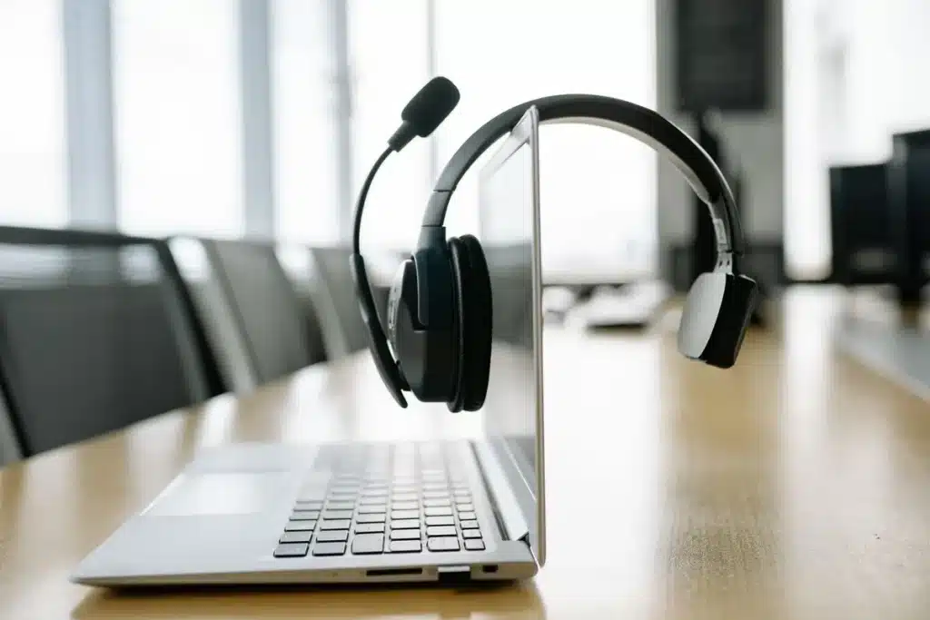Ordinateur portable et casque sans fil haut de gamme sur un bureau moderne avec une offre promotionnelle