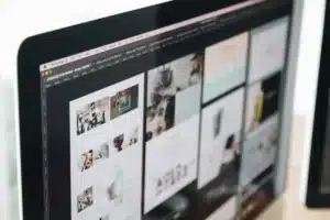 Menu contextuel flottant pour édition de texte sur écran Mac avec palette d'options d'IA