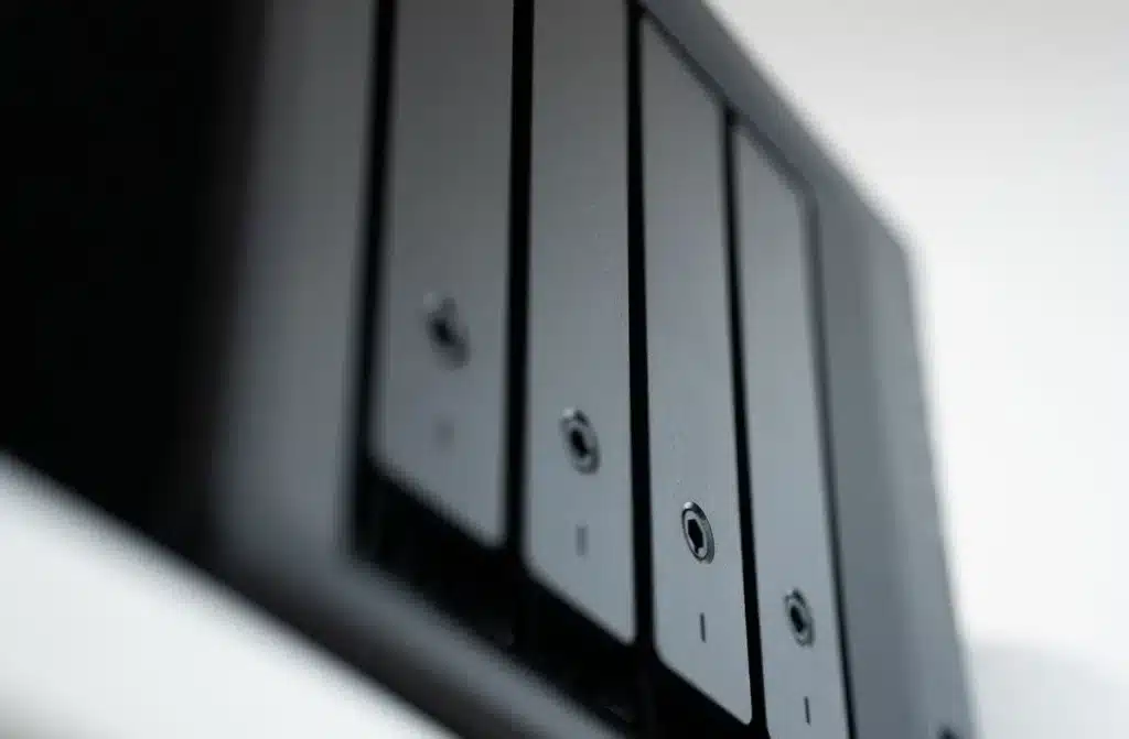 Disque dur externe connecté à un ordinateur avec écran affichant une interface de récupération de fichiers
