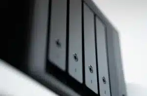 Disque dur externe connecté à un ordinateur avec écran affichant une interface de récupération de fichiers