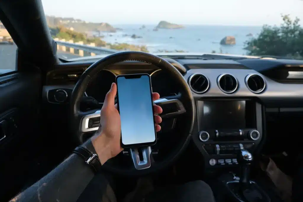 Écran de smartphone affichant une application de navigation avec suggestions d'itinéraires et alertes de trafic