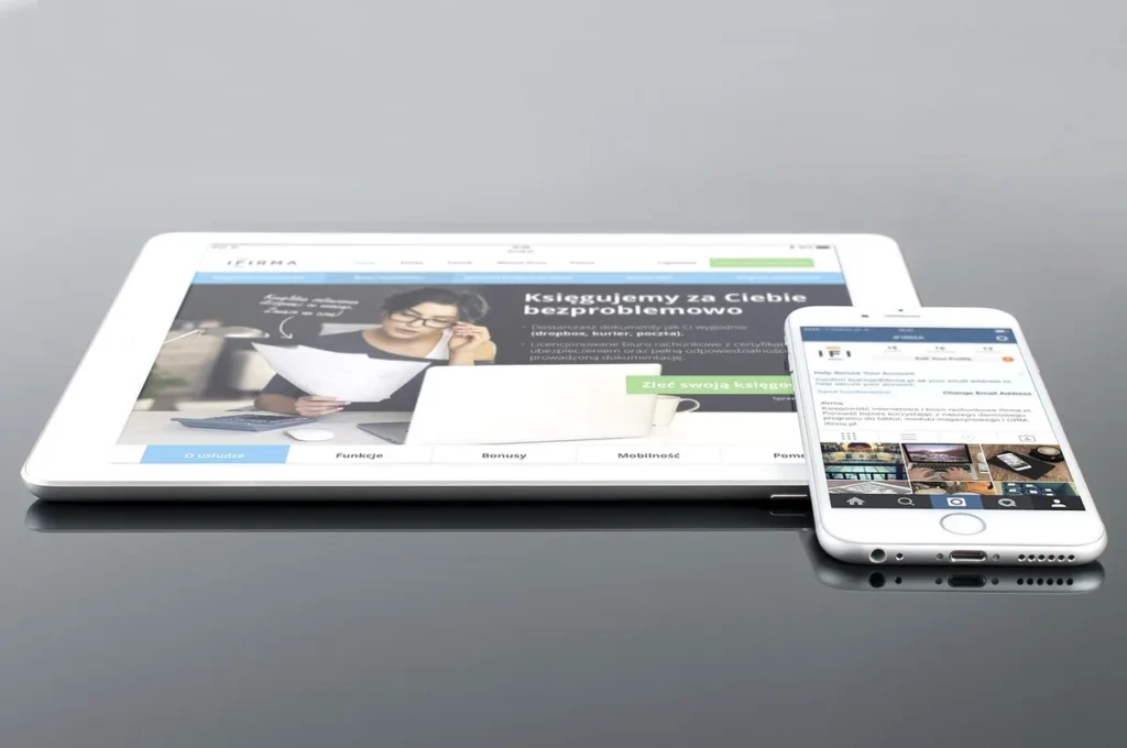 Mains tenant un iPhone affichant l'écran de mise à jour iOS avec barre de progression