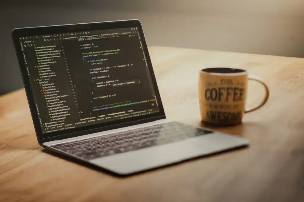 Main d'une personne prête à installer une version bêta sur un ordinateur portable