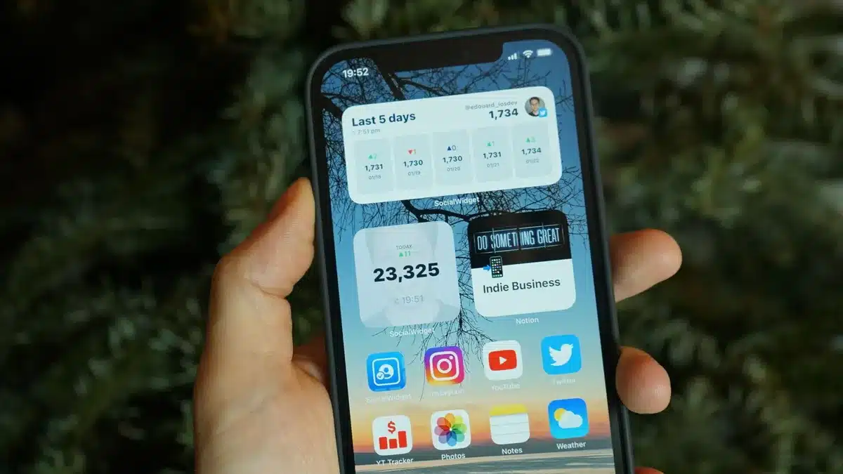 Écran d'iPhone affichant des widgets adaptatifs personnalisés et des contrôles de confidentialité simplifiés