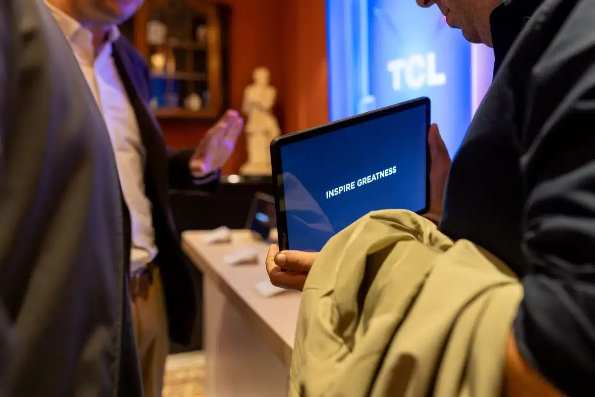 Hub domotique avec écran tactile affichant les contrôles de maison connectée
