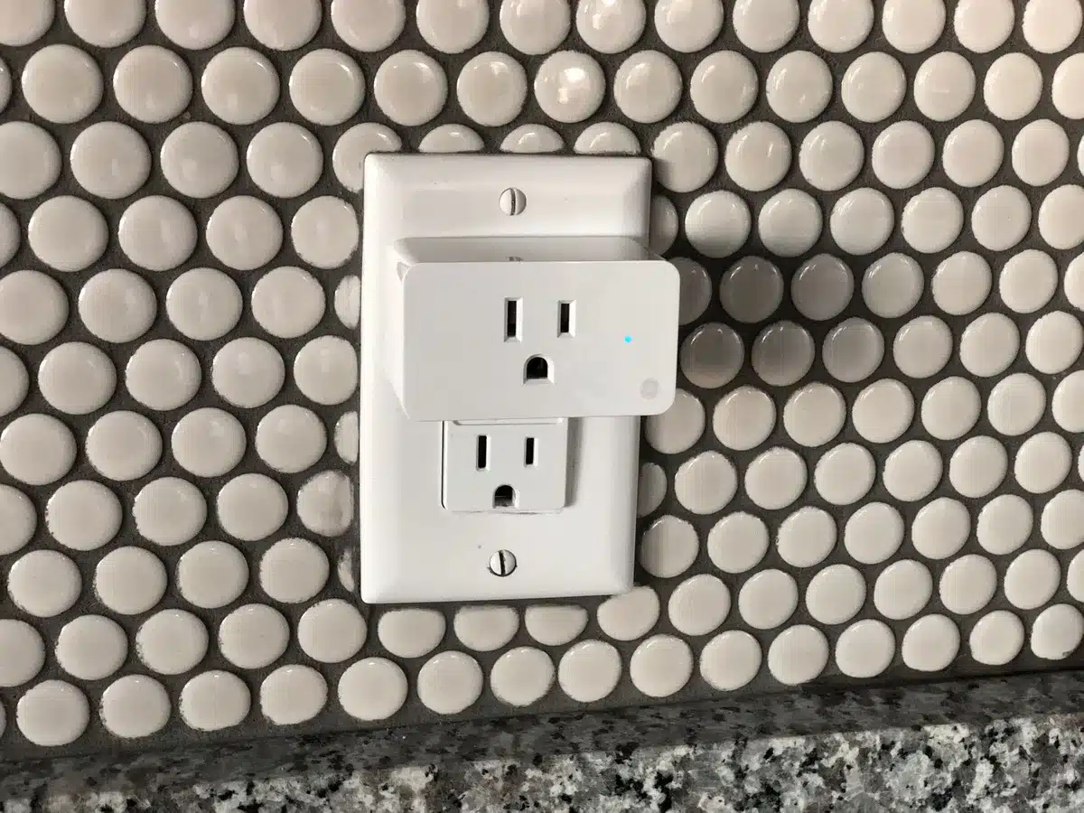 Prise connectée intelligente branchée à une lampe de bureau