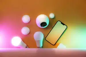 Appareils domotiques modernes disposés sur un bureau avec emballages et câbles
