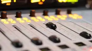 Main d'une personne ajustant les paramètres audio sur un iPhone avec des curseurs de volume visibles