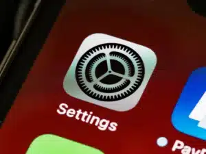 Écran de téléphone affichant l'interface des paramètres de garantie et diagnostic