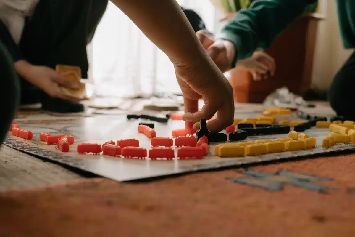 Joueurs coopérant ensemble dans une partie pour progresser et gagner de l'Ichor
