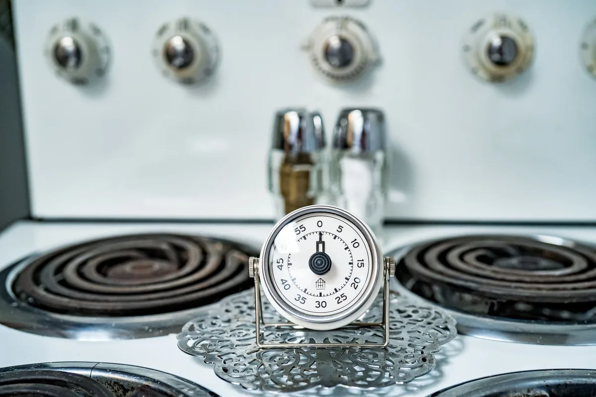 Cuisine moderne avec plusieurs minuteries affichées sur un écran intelligent