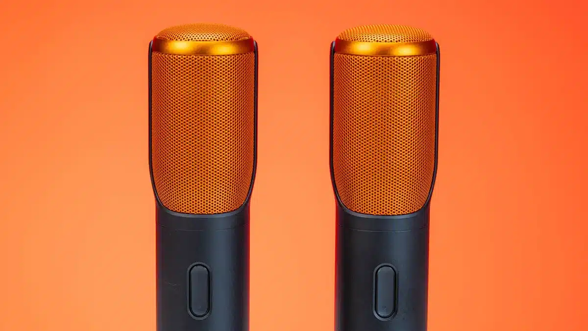 Illustration technologique montrant les microphones et le traitement adaptatif de l'ANC