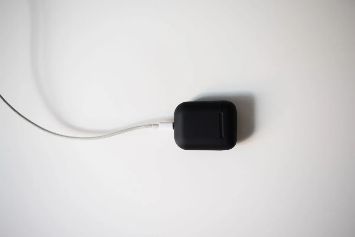 Écouteurs avec boîtier de charge montrant l'autonomie et la recharge USB-C