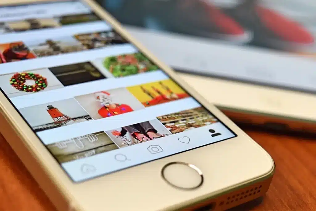 Écran de smartphone montrant des interfaces d'app stores avec boutons de téléchargement et demandes de permission