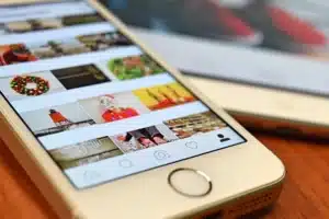 Écran de smartphone montrant des interfaces d'app stores avec boutons de téléchargement et demandes de permission