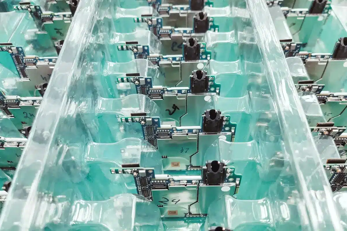 Usines de fabrication d'électronique en Inde et au Vietnam avec chaînes de production