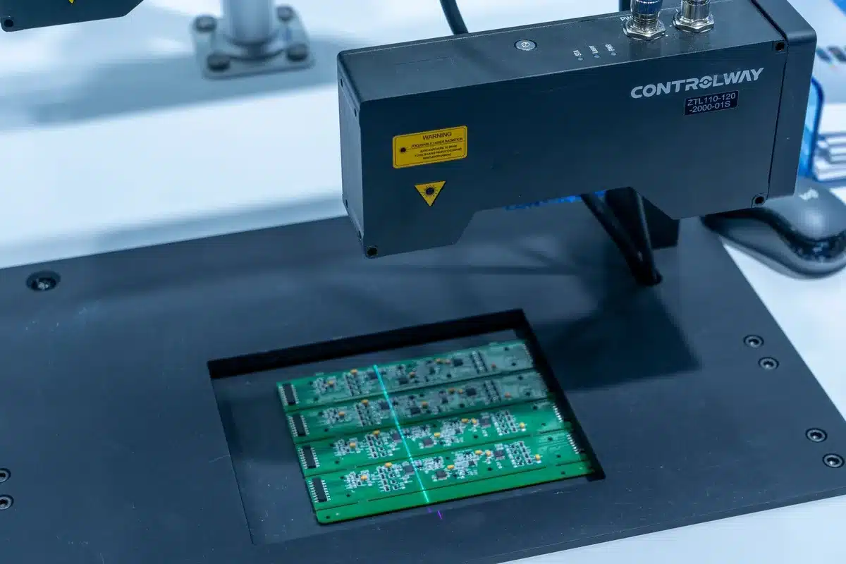 Contrôle qualité et tests en usine sur chaîne d'assemblage électronique