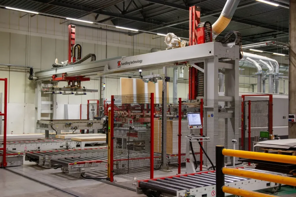 Mains assemblant des composants électroniques dans une usine de fabrication moderne