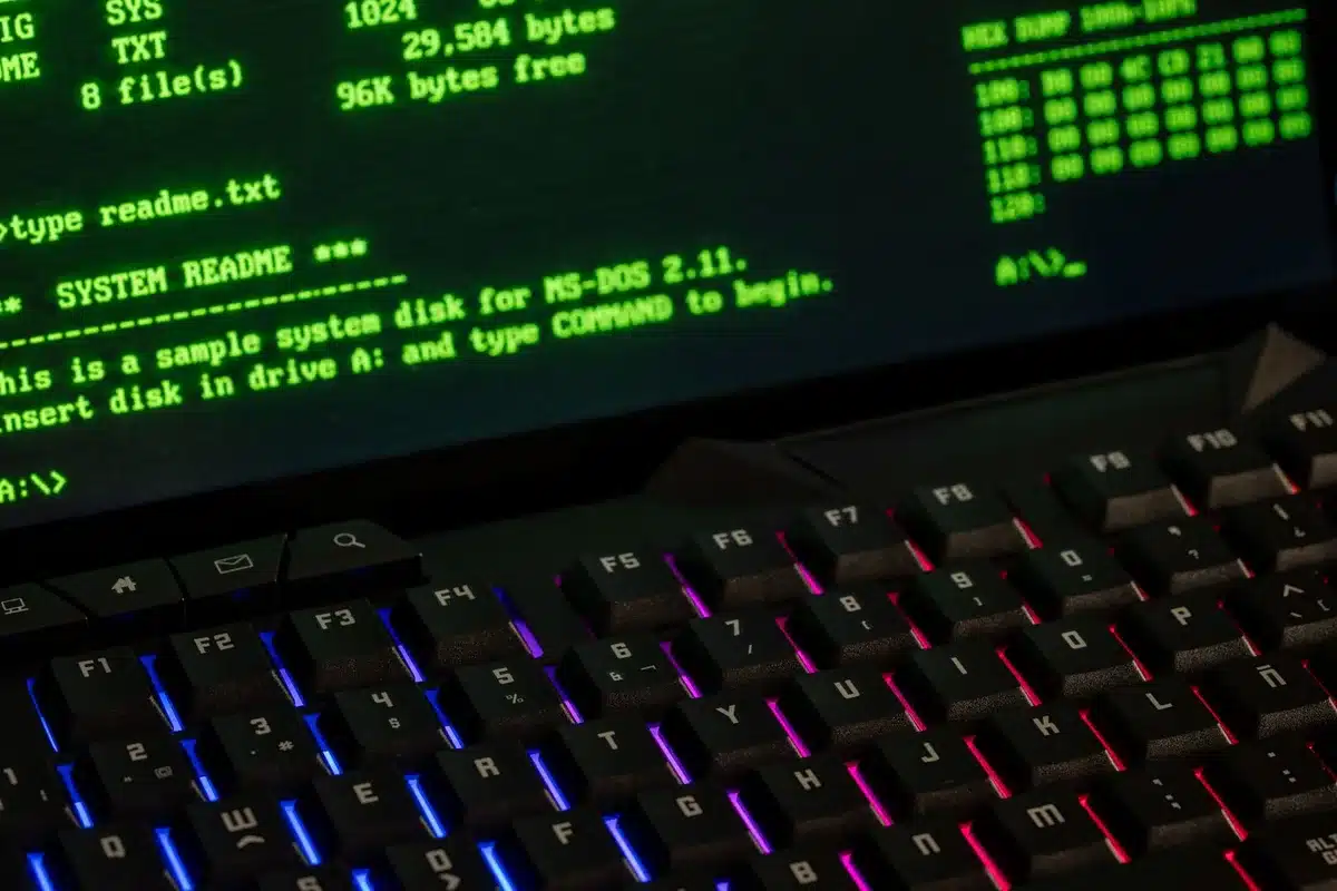 Clavier d'ordinateur avec touches Ctrl, Shift et C mises en évidence pour activer la console