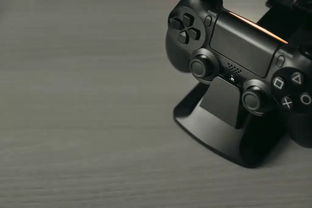 Écran d'ordinateur affichant une console de triche de jeu vidéo avec symboles de monnaie virtuelle