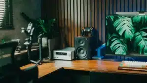Intérieur de maison coloré avec bureau de jeu et mobilier personnalisé