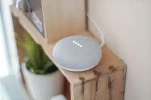 Hub domotique moderne avec interface de contrôle intégrée et éclairage ambient