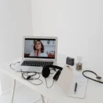 Personne portant un casque sans fil lors d'un appel vidéo professionnel au bureau