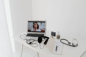 Personne portant un casque sans fil lors d'un appel vidéo professionnel au bureau