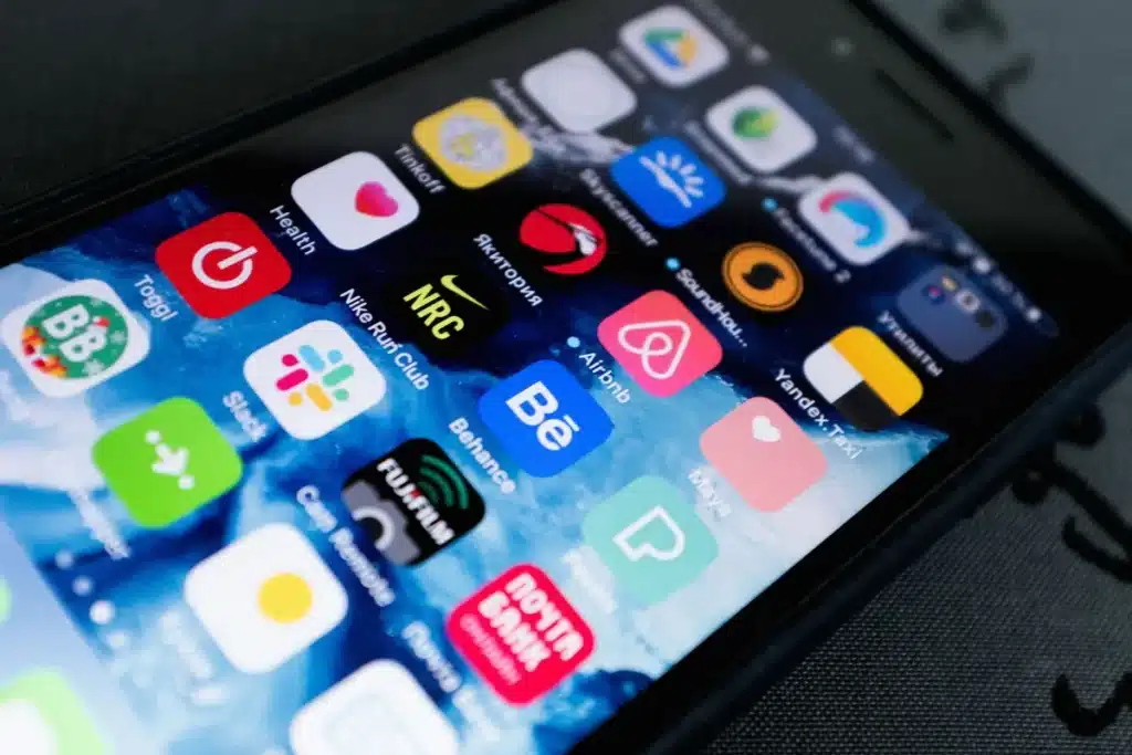 Écran de smartphone montrant des résultats de recherche d'app store avec des bannières de notification