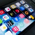 Écran de smartphone montrant des résultats de recherche d'app store avec des bannières de notification