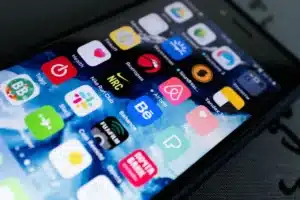 Écran de smartphone montrant des résultats de recherche d'app store avec des bannières de notification