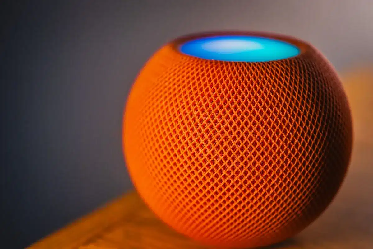 Enceinte intelligente pour enfants avec design ludique en forme d'animal dans une chambre