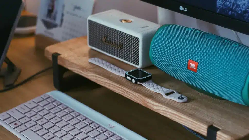 Enceinte intelligente et écran tactile disposés sur un plan de travail de cuisine moderne