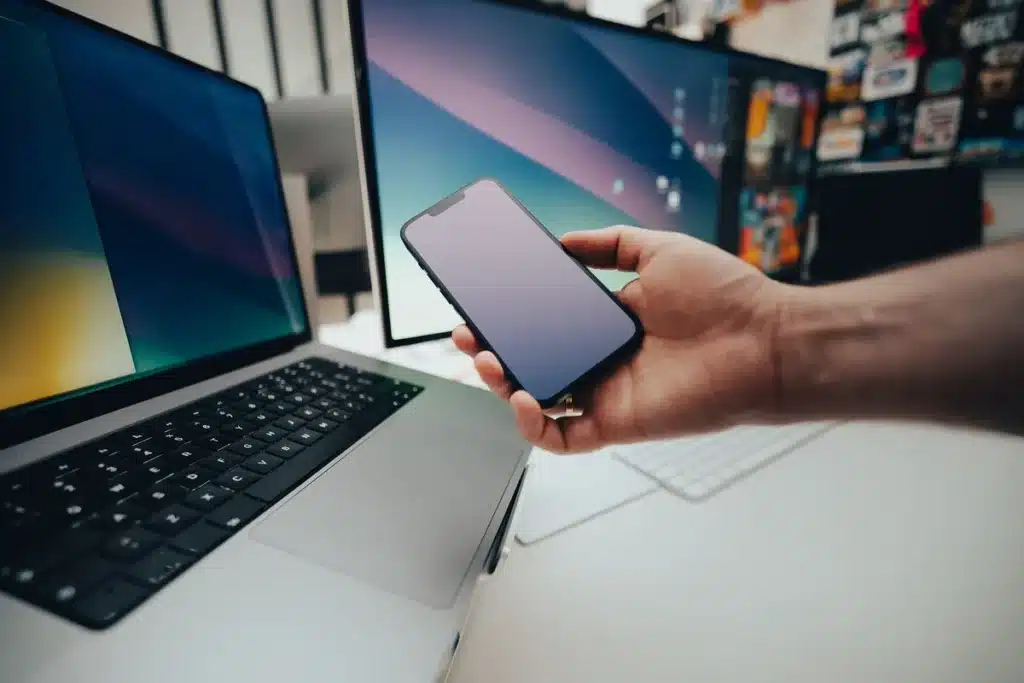 Un téléphone affichant une interface d'assistant IA naviguant sur un site d'achat en ligne
