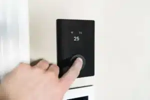 Écran domestique intelligent compact sur socle blanc, design épuré et moderne