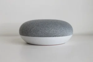 Appareil intelligent en forme d'anneau avec voyants lumineux dans un intérieur domestique