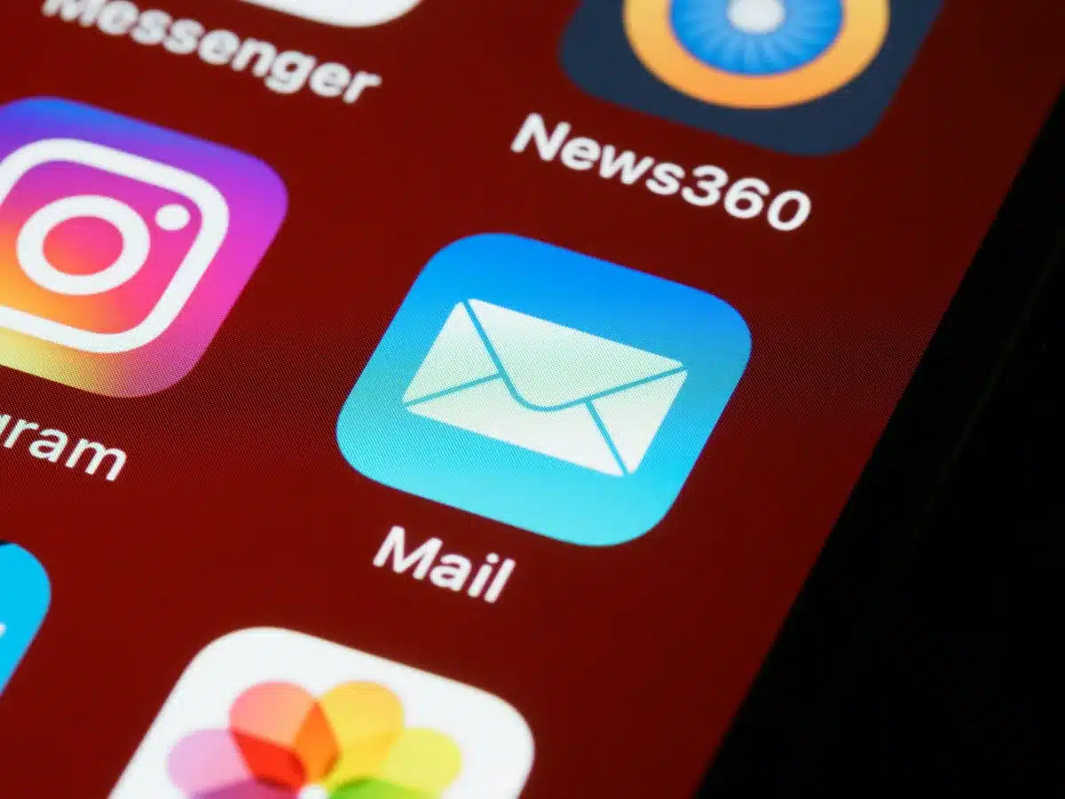 Interfaces de plusieurs clients de messagerie de bureau côte à côte