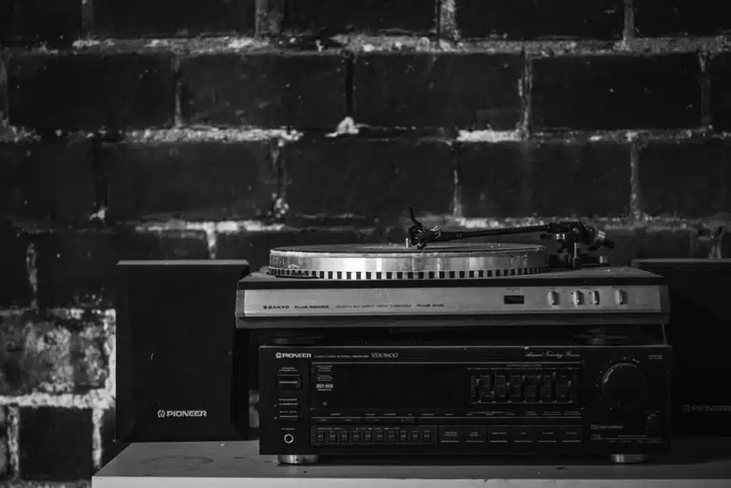 Configuration d'un amplificateur AV dans un salon de cinéma maison avec plusieurs enceintes