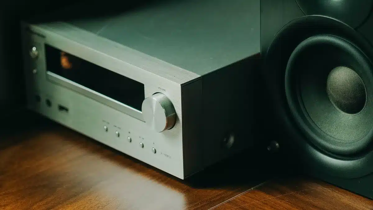 Comparaison de quatre modèles d'amplificateurs audio pour home cinéma