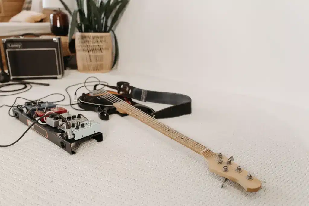 Amplificateur audio avec câbles de haut-parleurs dans un salon de cinéma maison moderne