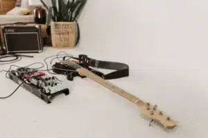 Amplificateur audio avec câbles de haut-parleurs dans un salon de cinéma maison moderne