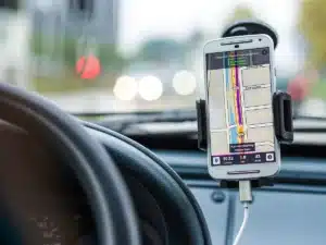 Écran d'accueil d'un smartphone Android avec widgets translucides, icônes colorées et interface épurée